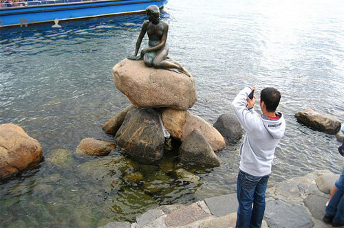 Tượng nàng tiên cá, Đan Mạch Bức tượng nàng tiên cá từ lâu đã được coi là biểu tượng du lịch của Copenhagen nói riêng và Đan Mạch nói chung. Tuy nhiên, theo ý kiến của nhiều du khách, lần đầu giáp mặt với huyền thoại này, họ bị thất vọng vì bức tượng khá nhỏ, không đồ sộ như tưởng tượng. Bức tượng cao khoảng 1,25 m này được Carl Jacobsen đặt làm năm 1909, hoàn thành năm 1913. Tuy nhiên hiện nay, bức tượng vẫn thu hút hàng triệu khách tới thăm mỗi năm.