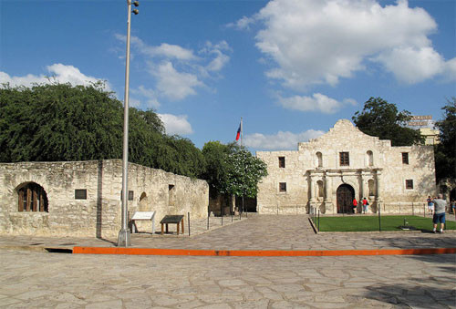 Tu viện Alamo, Mỹ Để giành độc lập cho riêng mình và góp mặt vào liên bang Mỹ, người Texas đã viết lên những trang sử bi tráng và hào hùng. Một trong số đó là câu chuyện về những lính Mỹ tử thủ ở thành Alamo trong 13 ngày trước 6.000 quân Mexico. Ngày nay, di tích Alamo trở thành điểm đến hút khách ở Mỹ và nơi này được coi là sự khởi đầu cho nền dân chủ của tiểu bang Texas. Tuy nhiên, không ít du khách cảm thấy bất ngờ xen lẫn thất vọng khi tận mắt chứng kiến phần nguyên bản của tu viện - nơi được nhiều du khách ghé thăm nhất - khá nhỏ bé, diện tích khoảng 22 m x 19 m.