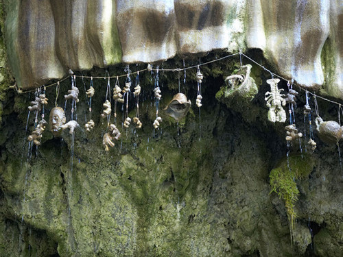 Giếng hóa đá, Anh Truyền thuyết kể rằng Mẹ Shipton là một phù thủy có khả năng tiên đoán chính xác nhiều sự kiện, bao gồm cả trận hỏa hoạn lịch sử tại London năm 1666. Tại động Mẹ Shipton, bạn sẽ được khám phá những ngôi nhà đá và giếng hóa đá (Petrifying Well), nơi đươc cho là có nhiều phép ma thuật. Trước đây, nhiều người đồn nước trong giếng có khả năng chữa bệnh, một số khác lại tin rằng nếu chạm vào thác sẽ biến thành tảng đá. Ngày nay, khoa học đã làm sáng tỏ quá trình hóa đá trong động nhưng điều đó không làm nơi đây mất đi sức thu hút. Nhiều du khách Anh đến đây còn buộc các đồ vật của mình trong lòng suối và chờ đợi chúng hóa đá. Giếng hóa đá, Anh Truyền thuyết kể rằng Mẹ Shipton là một phù thủy có khả năng tiên đoán chính xác nhiều sự kiện, bao gồm cả trận hỏa hoạn lịch sử tại London năm 1666. Tại động Mẹ Shipton, bạn sẽ được khám phá những ngôi nhà đá và giếng hóa đá (Petrifying Well), nơi đươc cho là có nhiều phép ma thuật. Trước đây, nhiều người đồn nước trong giếng có khả năng chữa bệnh, một số khác lại tin rằng nếu chạm vào thác sẽ biến thành tảng đá. Ngày nay, khoa học đã làm sáng tỏ quá trình hóa đá trong động nhưng điều đó không làm nơi đây mất đi sức thu hút. Nhiều du khách Anh đến đây còn buộc các đồ vật của mình trong lòng suối và chờ đợi chúng hóa đá.