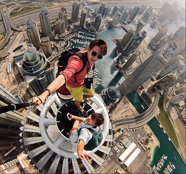 Chụp ảnh với gậy selfie cho thấy bạn đang đi du lịch vui vẻ cùng nhóm hay đang cô đơn