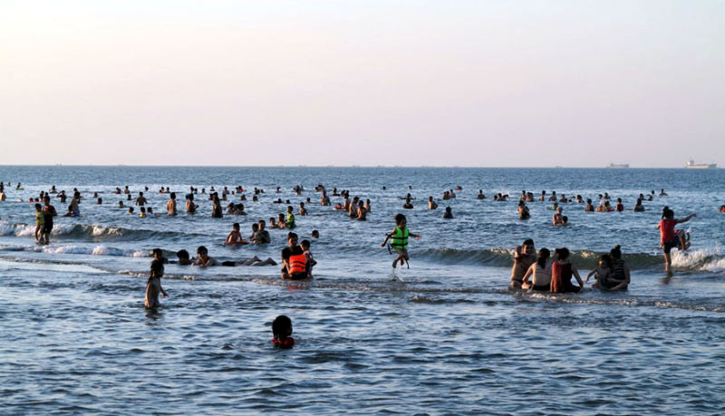 Dân đổ xô trốn nóng, biển miền Trung quá tải ảnh 17