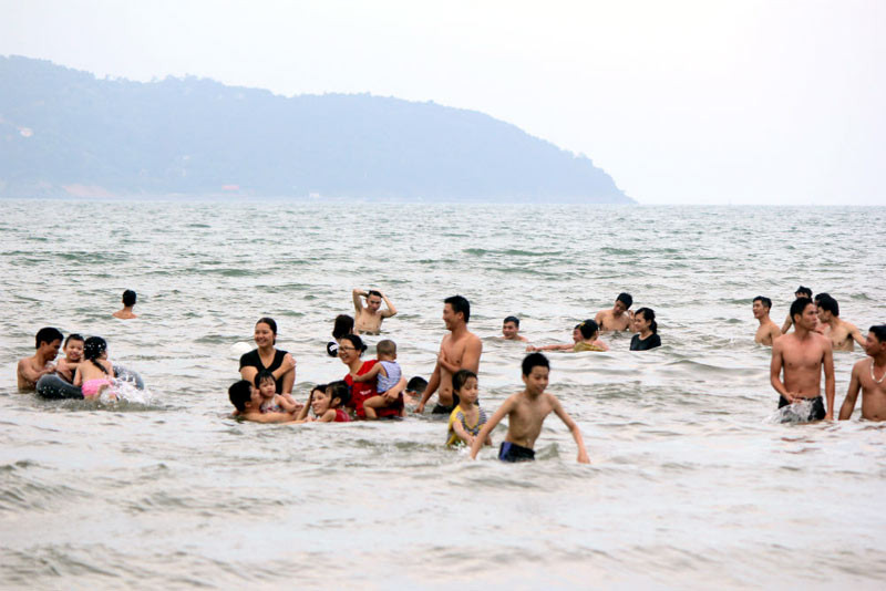 Dân đổ xô trốn nóng, biển miền Trung quá tải ảnh 16