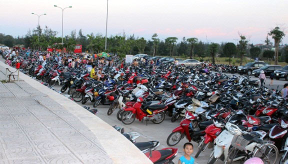 Dân đổ xô trốn nóng, biển miền Trung quá tải ảnh 9