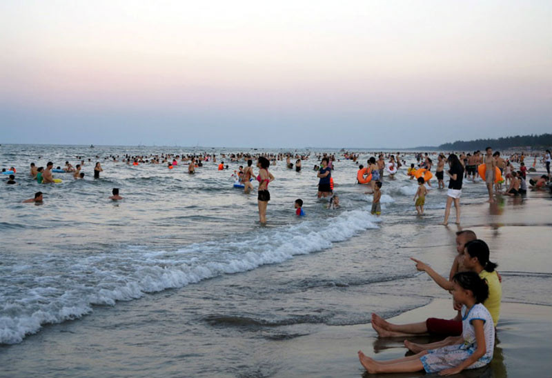 Dân đổ xô trốn nóng, biển miền Trung quá tải ảnh 20