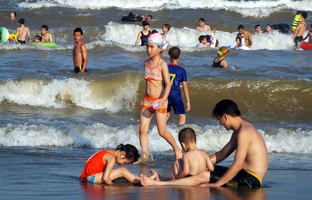 Dân đổ xô trốn nóng, biển miền Trung quá tải ảnh 24