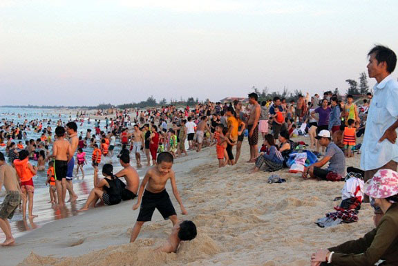 Dân đổ xô trốn nóng, biển miền Trung quá tải ảnh 12