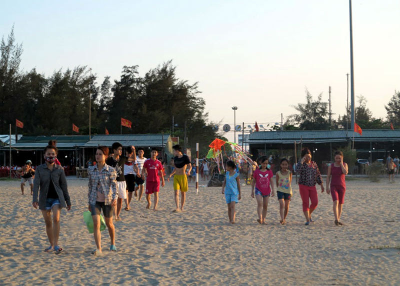 Dân đổ xô trốn nóng, biển miền Trung quá tải ảnh 14