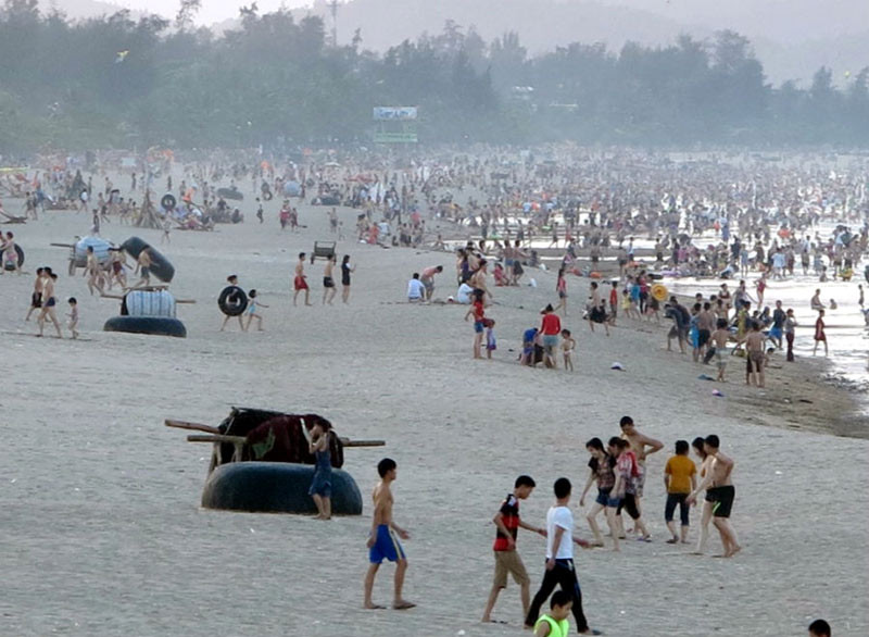 Dân đổ xô trốn nóng, biển miền Trung quá tải ảnh 15