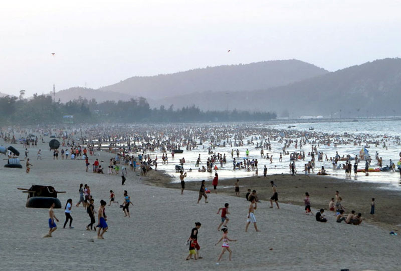 Dân đổ xô trốn nóng, biển miền Trung quá tải ảnh 19