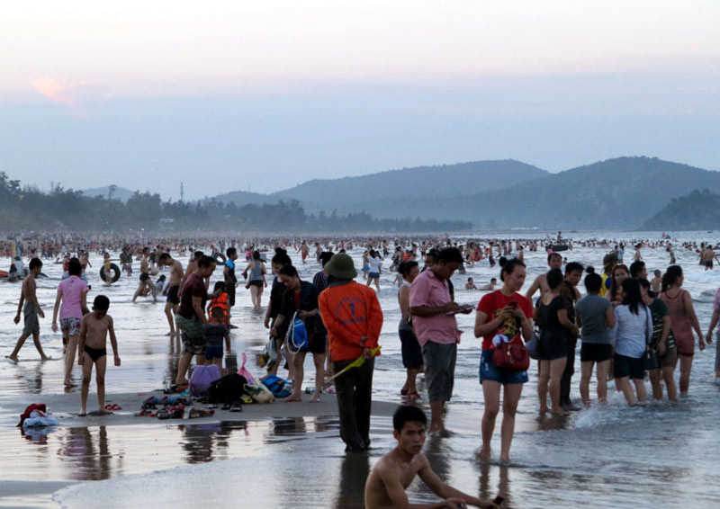 Dân đổ xô trốn nóng, biển miền Trung quá tải ảnh 18