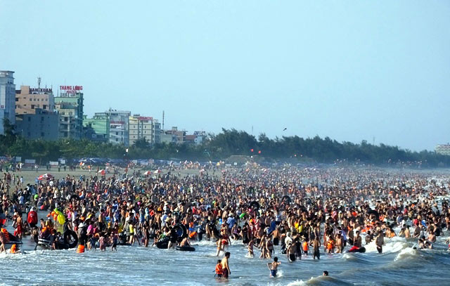Nhiều bãi biển miền Trung trở nên quá tải vì người dân đổ xô đi trốn nóng