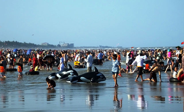 Dân đổ xô trốn nóng, biển miền Trung quá tải ảnh 22