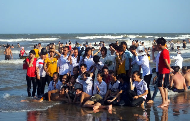 Dân đổ xô trốn nóng, biển miền Trung quá tải ảnh 26