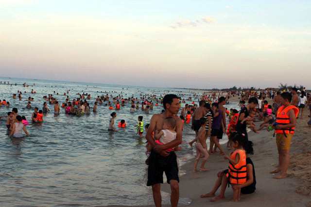 Dân đổ xô trốn nóng, biển miền Trung quá tải ảnh 13