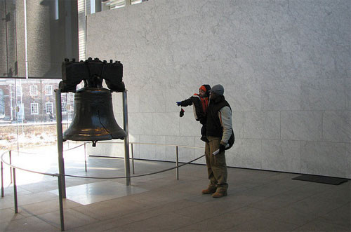 Chuông tự do, Mỹ Chuông tự do (Liberty Bell) là một trong những biểu tượng của nền độc lập Mỹ, tọa lạc tại Philadelphia, Pennsylvania. Chuông treo nhiều năm trong gác chuông của Nhà tiểu bang Pennsylvania (ngày nay gọi là Nhà Độc lập) và được sử dụng để triệu tập các nhà lập pháp hay cảnh báo công dân đến các cuộc họp công cộng. Ngày nay, du khách đến với Philadelphia điều muốn đến thăm Quả Chuông nhân chứng này dù nó được đánh giá là nhỏ bé so với tưởng tượng của nhiều người.