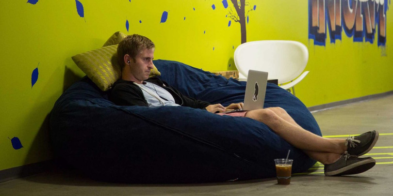 Một nhân viên Facebook đang nghỉ ngơi trong trụ sở công ty. Một nhân viên Facebook đang nghỉ ngơi trong trụ sở công ty.