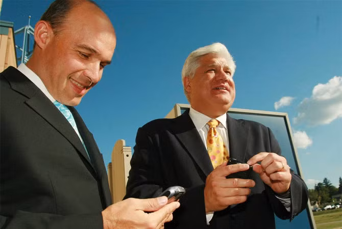 Jim Balsillie (bên trái) và Mike Lazaridis hồi năm 2006 Jim Balsillie (bên trái) và Mike Lazaridis hồi năm 2006