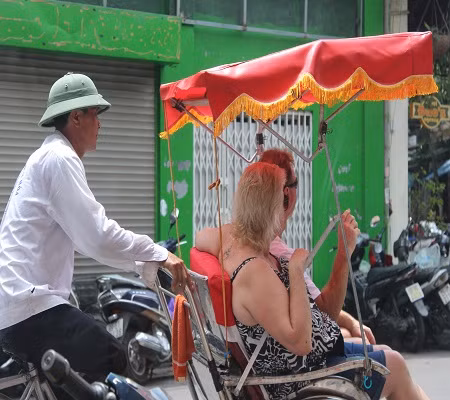 Khách Tây ''méo mặt'' vì nắng nóng