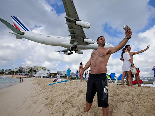 Maho là một bãi biển tuyệt đẹp, nằm ở biển Caribbean. Tuy nhiên, nơi đây lại quá gần sân bay Princess Juliana nên du khách không thể tránh khỏi việcvừa tắm biển vừa chấp nhận cảnh máy bay lượnngay trên đầu mình với khoảng cách gần.