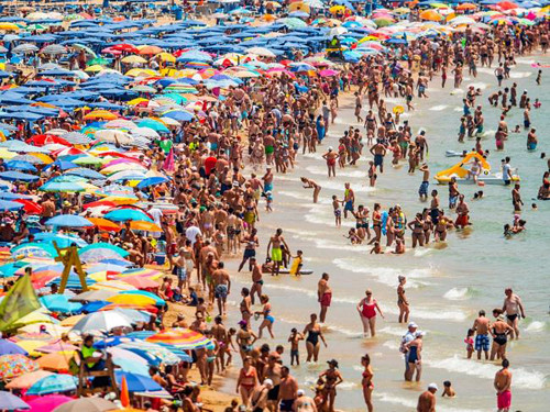Nhiều du khách cho biết họ đã hối hận khi đổ xô tới bãi biển Levante ở Benidorm, Tây Ban Nha vì nơi đây lúc nào cũng chật kín người và hầu như không còn không khí để thở. Cũng theo thống kê của quốc gia này, tháng 6 có 29,2 triệu du khách tới Tây Ban Nha.