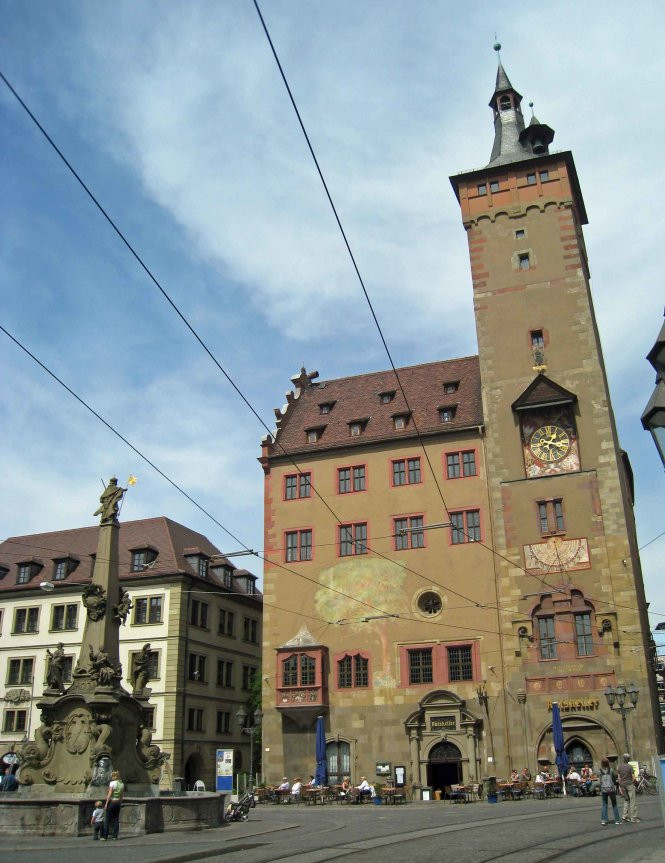 Tòa thị chính xây dựng từ thế kỷ 13 ởWurzburg - Ảnh: wordpress