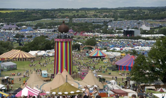 Du khách tràn ngập tại lễ hội âm nhạc Glastonbury 2015 - Ảnh: nyt