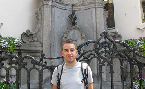 Tượng chú bé đứng tè, Bỉ Khi đến Bỉ, địa điểm du lịch nhiều du khách thường ghé thăm là bức tượng chú bé đứng tè - biểu tượng của thành phố Brussels. Tuy nhiên, trên thực tế, tác phẩm bằng đồng của bậc thầy điêu khắc Jérome Duquesnoy chỉ cao khoảng 61cm và được bao quanh bởi một hàng rào sắt. Bạn chỉ có thể chụp hình cùng cậu bé từ xa.