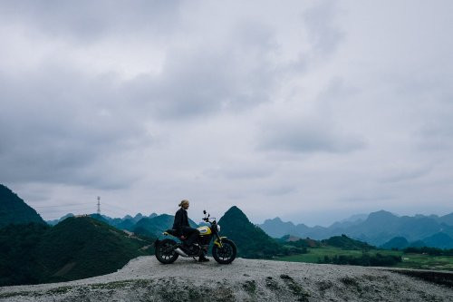 Laura Heidenreich trên chặng đường ra khỏi thị trấn Sa Pa. Laura Heidenreich trên chặng đường ra khỏi thị trấn Sa Pa.