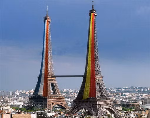 Tháp Eiffel B (phải) có gắn cờ Bỉ được nối với tháp Eiffel A (trái) có gắn cờ Pháp bằng một chiếc cầu - Ảnh: 7 sur 7
