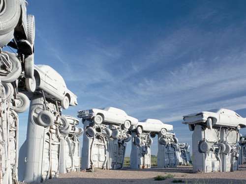 Carhenge,ở Nebraska Carhenge được dựng nên bởi nghệ sĩ Jim Reinders cùng gia đình để tỏ lòng tôn kính với cha mình và tạo sự độc đáo. Nó được coi như bản sao của tượng đài cự thạchStonehenge nổi tiếng ở Anh, khi sử dụng38 chiếc xe cổ sơn màu xám và sắp xếp theo tỷ lệ đúng như nguyên mẫu. Sau này, một số tác phẩm xe nghệ thuật được bổ sung vào bộ sưu tập, bao gồm Ford Seasons của Reinders lấy cảm hứng từ tác phẩm âm nhạc Four Seasons của Vivaldi. Carhenge,ở Nebraska Carhenge được dựng nên bởi nghệ sĩ Jim Reinders cùng gia đình để tỏ lòng tôn kính với cha mình và tạo sự độc đáo. Nó được coi như bản sao của tượng đài cự thạchStonehenge nổi tiếng ở Anh, khi sử dụng38 chiếc xe cổ sơn màu xám và sắp xếp theo tỷ lệ đúng như nguyên mẫu. Sau này, một số tác phẩm xe nghệ thuật được bổ sung vào bộ sưu tập, bao gồm Ford Seasons của Reinders lấy cảm hứng từ tác phẩm âm nhạc Four Seasons của Vivaldi.