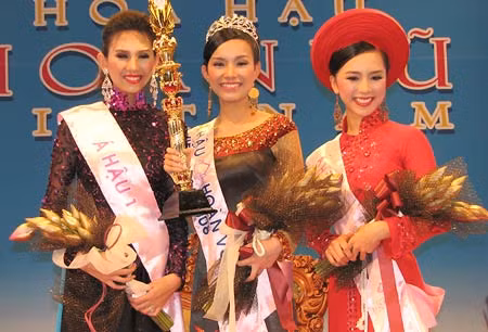 Hoa hậu Thùy Lâm và hai Á hậu Hoàng Yến (trái), Thiên Lý tại cuộc thi Hoa hậu Hoàn vũ Việt Nam 2008. Ảnh: Nhiêu Huy.