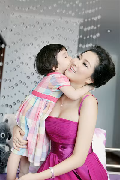 Hoa hậu Nguyễn Thị Huyền và con gái Tống Khánh Linh 