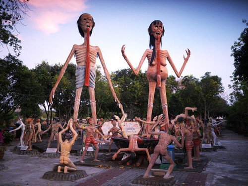 Vườn Địa ngục, Thái Lan Dấu hiệu đầu tiênđể bạn biết mình đến khu vườn này làtấm biển “Chào mừng tới Địa ngục”. Vườn địa ngục Wang Saen Suk mô tảchi tiết hình phạt dành cho những người phạm tội khi còn sống. Đó là những màn tra tấn dã mannhư xiên qua da thịt, mổ bụng... Có thể khi xem những bức tượng này, bạn sẽ muốn làm một vài việc thiện trước khi đến thăm. Vườn Địa ngục, Thái Lan Dấu hiệu đầu tiênđể bạn biết mình đến khu vườn này làtấm biển “Chào mừng tới Địa ngục”. Vườn địa ngục Wang Saen Suk mô tảchi tiết hình phạt dành cho những người phạm tội khi còn sống. Đó là những màn tra tấn dã mannhư xiên qua da thịt, mổ bụng... Có thể khi xem những bức tượng này, bạn sẽ muốn làm một vài việc thiện trước khi đến thăm.