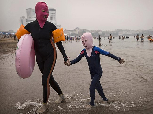 Một số bãi biển ở Trung Quốc cũng rơi vào tình trạng ô nhiễm. Do đó người dân đến tắm muốn đảm bảo không bị dị ứng da sẽ phải mặc quần áo và đeo khẩu trang kín mít.