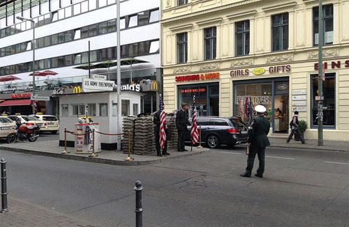 Trạm kiểm soát Checkpoint Charlie, Đức Bức tường Berlin được dựng vào năm 1961 bởi chính phủ Đông Đức. Ngay sau khi công trình được hoàn thành, tổng thống John F. Kennedy đã ra lệnh cho quân đội Mỹ xây dựng 3 trạm kiểm soát tại các điểm khác nhau trong bức tường mà qua đó, đoàn ngoại giao và các lực lượng đồng minh có thể vào Tây Berlin. Đến năm 1962, trạm kiểm soát này là nơi duy nhất mà người nước ngoài đến thăm Berlin có thể vượt qua từ Tây sang Đông và ngược lại, nó trở thành điểm nổi tiếng nhất, nằm ở khu phố Friedrichstadt, Berlin. Ngày nay, nơi này là chốn tham quan đông khách bậc nhất Berlin. Tuy nhiên, trạm kiểm soát chỉ là một bản sao với những bao cát nhỏ được chất bên cạnh, nhỏ hơn so với nguyên gốc.