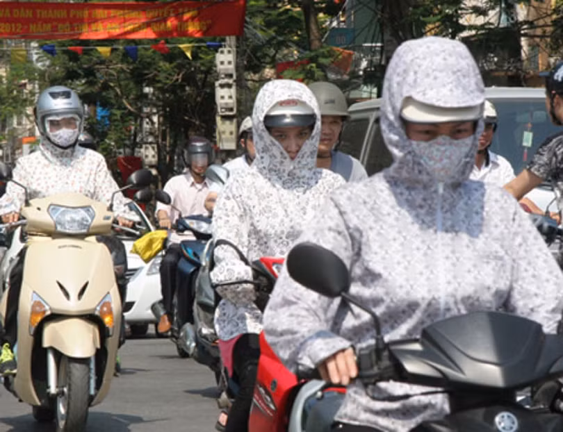 Nắng nóng kéo dài khiến người dân khốn đốn