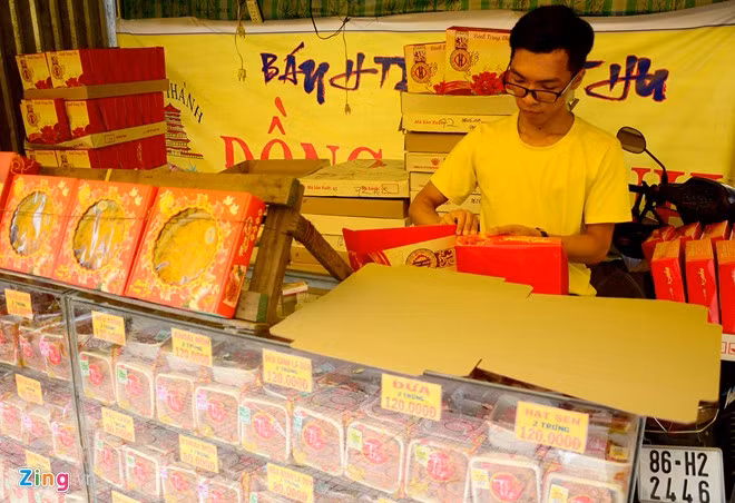 Quốc Anh (sinh viênĐH Hồng Bàng)tranh thủ xếp hộp bánh trong khi chờ khách cho biết, đây là năm thứ 3 đibán thuê bánh trung thu. Một ngày làm12 tiếng, sinh viên này đượctrả công 150.000 đồng. "So với thời điểm hiện tạicác năm trước, năm nay, em thấysức muaquá yếu. Một ngày từ sáng đến đêm em chỉ bánđược hơn chục cái", Quốc Anh chia sẻ.