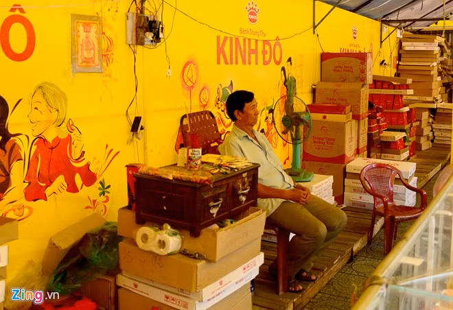 Ông Nguyễn Văn Sinh,chủ một đại lý trên đường 3/2, có thâm niên hơn 30 nămbán bánh trung thungồi thẫn thờ khi quầy vắng khách. Ông Sinh cho hay, chưa bao giờ sức tiêu thụ bánh lại kém như năm nay.Thời điểm hiện tại là là cao điểm bánnhưng cả buổi sáng rất ít khách mua. "Đợt bán năm nay, ngoài tiền bán, tiền thuê mặt bằng, trả công chonhân viên, khả năng tôi chỉ hoà vốn", chủ quầy buồn bã nói.