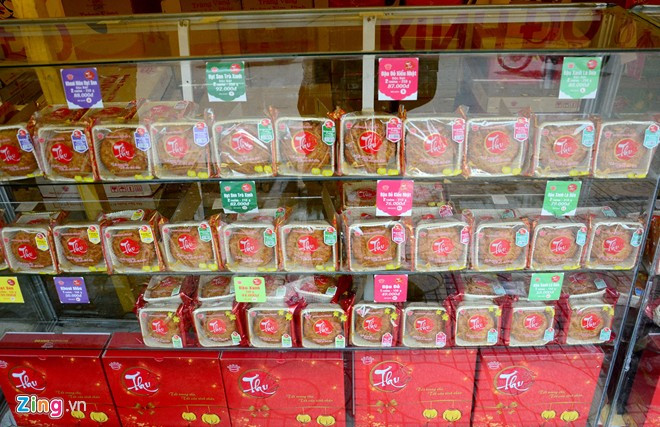 Theo ghi nhận, tại nhữngđại lý bán bánhĐồng Khánh giảm giá mua 1 tặng 2,3, có rất nhiều bao bì không cónhãn mác, xuất xứ và ngày sản xuấthoặcmang tên những cơ sở sản xuấtkhác nhau. Giá sản phẩm rất rẻ và đa phần là loại nhỏ bán riêng lẻ. Một chủđại lý bán kiểunàytrênđường Lý Thường Kiệt tiết lộ, các loại bánh được áp dụng khuyến mại lớn phần lớn đều đã được đôn giá lên so với giá gốc. Nếu bán đúng giá gốc rồi tặng thêm 3 cái thì không khác gì chủ hàng đang cho không.