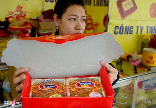 Chị Liễu, chủ mộtđại lý bán bánh thương hiệu Đồng Khánhtrênđường 3/2 cho biết, mặc dù thấy các quầy bánh khác giảm giá mạnhđể hút sức mua nhưng chủ thương hiệu vẫn nhất quyếtđể nguyên giá gốc. Chị cho biết, việc làm này nhằm giữ uy tín bởi cácđại lý khác bán bánh Đồng Khánh nhưng có vô vàn tên cơ sở sản xuất và chất lượng thì chỉ có người dùng mới biếtđược.