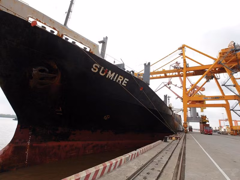 Hàng xuất khẩu của Việt Nam bị các hãng tàu thu rất nhiều loại phụ phí.