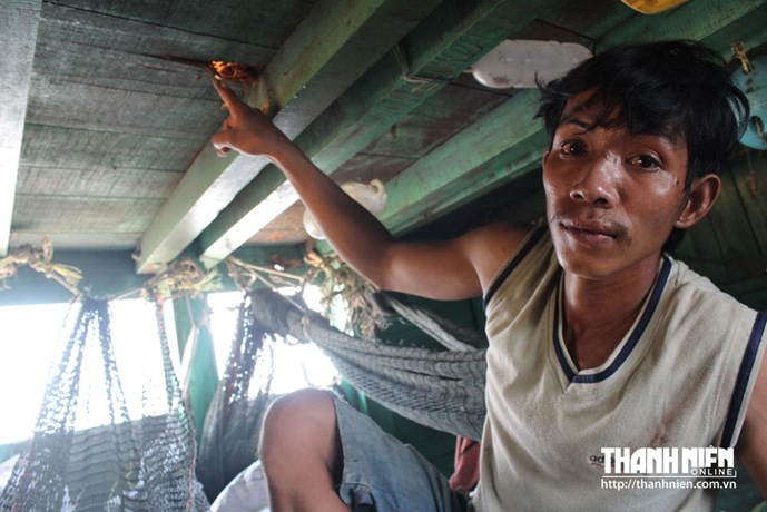 Bị bắt làm con tin, ngư dân chứng kiến tàu lạ xả súng: Họ bắn hết 5 thùng đạn ảnh 7