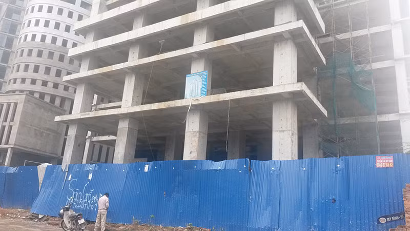 Rất nhiều khách hàng đã đóng phần lớn tiền cho chủ đầu tư Hatoco, nhưng chưa biết khi nào mới nhận được nhà, bởi hiện nay trên công trường dự án hầu như không có công nhân