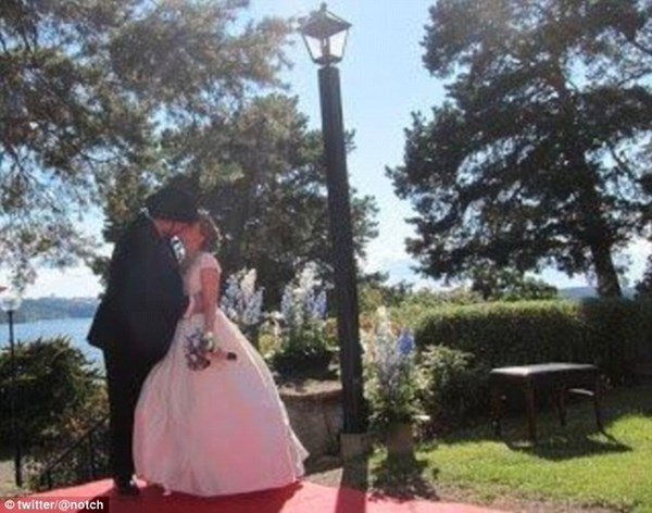 Giàu đổi bạn, sang đổi vợ: Markus chia tay cô vợ đồng nghiệpElin Zettterstrand chỉ sau hơn 1 năm hôn nhân ngắn ngủi và có chung 1 con gái. Hàng tháng, Markus chu cấp cho vợ cũ 6.500 USD