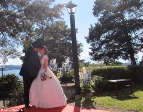 Giàu đổi bạn, sang đổi vợ: Markus chia tay cô vợ đồng nghiệpElin Zettterstrand chỉ sau hơn 1 năm hôn nhân ngắn ngủi và có chung 1 con gái. Hàng tháng, Markus chu cấp cho vợ cũ 6.500 USD