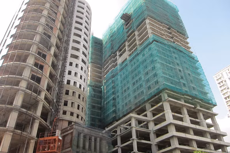 Bắt đầu khởi công từ năm 2009, sau vài lần tái khởi động và nhiều lần lùi thợ hạn bàn giao nhà, hiện Dự án Hatoco (Trần Phú, Hà Đông) còn chưa xây xong thô