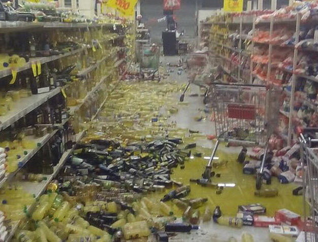 Hàng hóa rơi khỏi kệ siêu thị do ảnh hưởng của động đất - Ảnh: Twitter/Guardian Hàng hóa rơi khỏi kệ siêu thị do ảnh hưởng của động đất - Ảnh: Twitter/Guardian