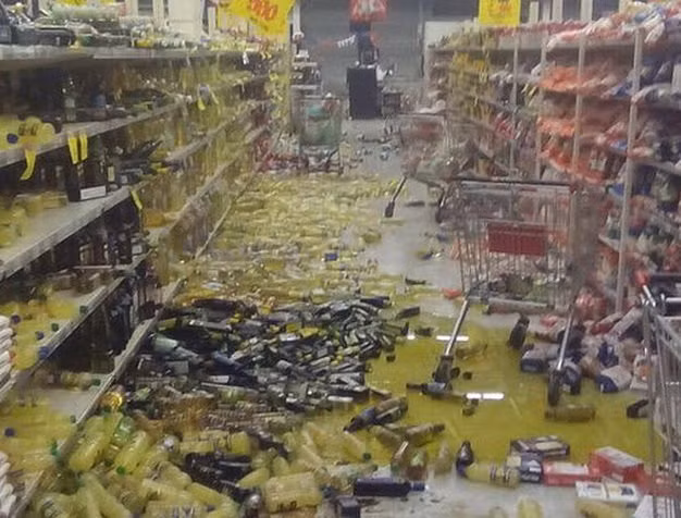 Hàng hóa rơi khỏi kệ siêu thị do ảnh hưởng của động đất - Ảnh: Twitter/Guardian Hàng hóa rơi khỏi kệ siêu thị do ảnh hưởng của động đất - Ảnh: Twitter/Guardian