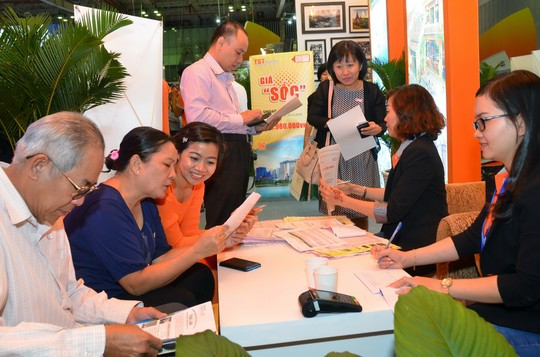 Khách mua tour tại gian hàng của TST Tourist trong Hội chợ Du lịch quốc tế TP HCM 2015