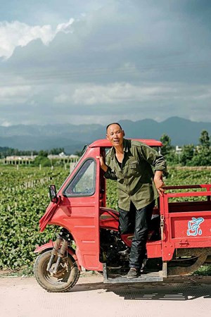 Zhang Yibin và chiếc xe ông mua từ trang mua sắm trực tuyến Alibaba